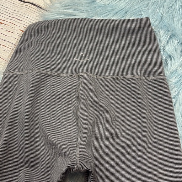 Beyond Yoga Heather Ribbed High Waisted Leggings in Grey - Picture 8 of 8